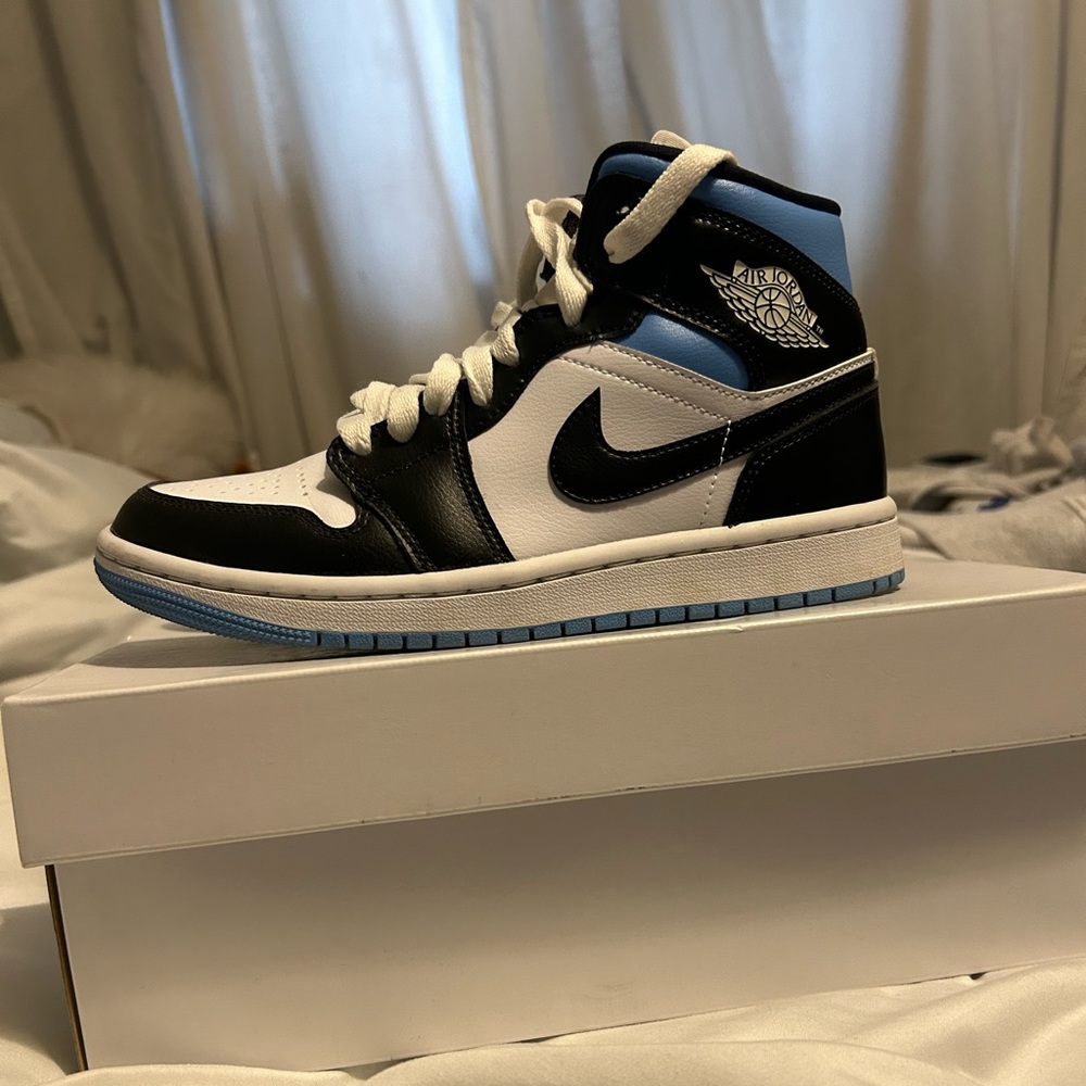 Jordan 1 mid University blue